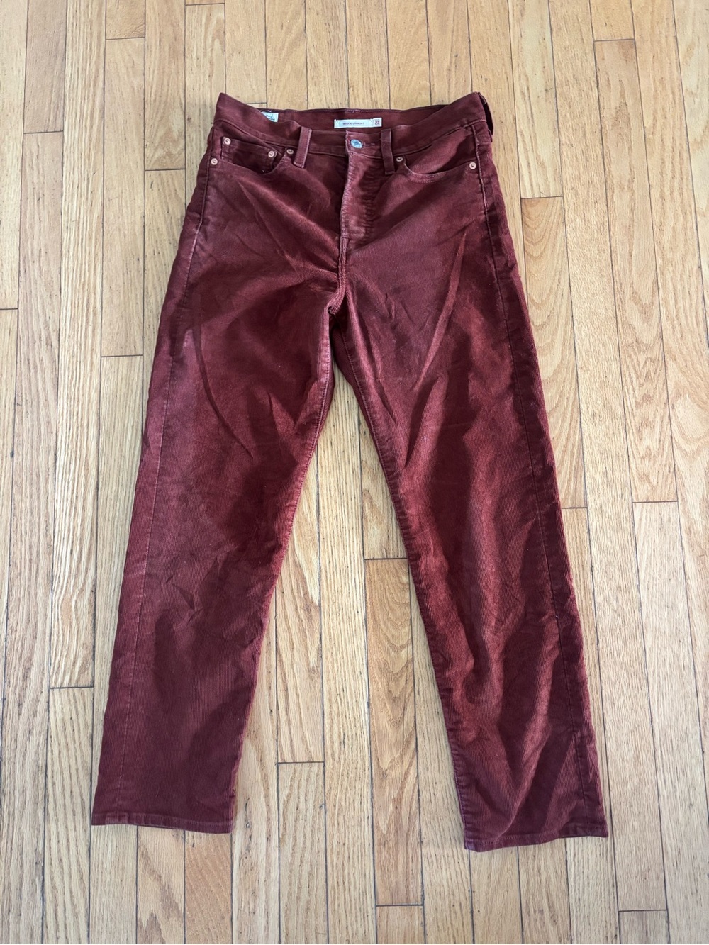 Levi’s Wedgie Corduroy Jeans in Burnt Orange. Size 27